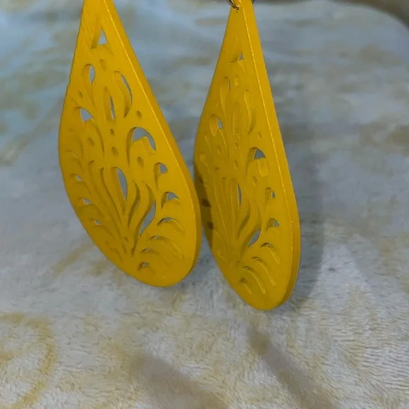 Elegant Yellow Teardrop Earrings - Picture 5 of 6